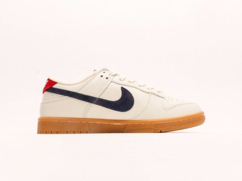 【AT2945】Supreme x Nike Dunk Lowスケートシューズ、このスニーカーは伝統的な産業デザインの制約を打破することを提唱しています。