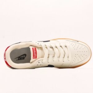 【AT2945】Supreme x Nike Dunk Lowスケートシューズ、このスニーカーは伝統的な産業デザインの制約を打破することを提唱しています。