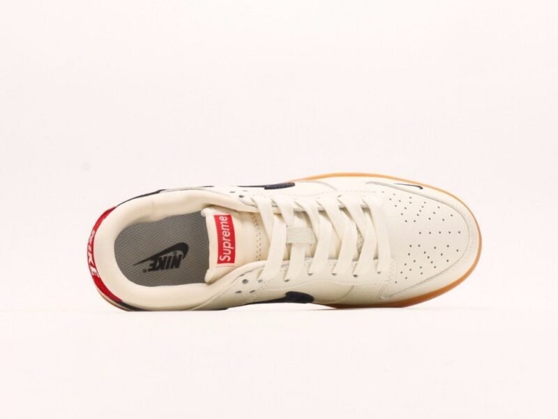 【AT2945】Supreme x Nike Dunk Lowスケートシューズ、このスニーカーは伝統的な産業デザインの制約を打破することを提唱しています。