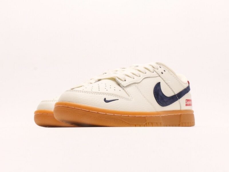 【AT2945】Supreme x Nike Dunk Lowスケートシューズ、このスニーカーは伝統的な産業デザインの制約を打破することを提唱しています。