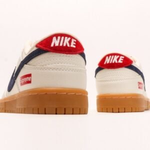 【AT2945】Supreme x Nike Dunk Lowスケートシューズ、このスニーカーは伝統的な産業デザインの制約を打破することを提唱しています。