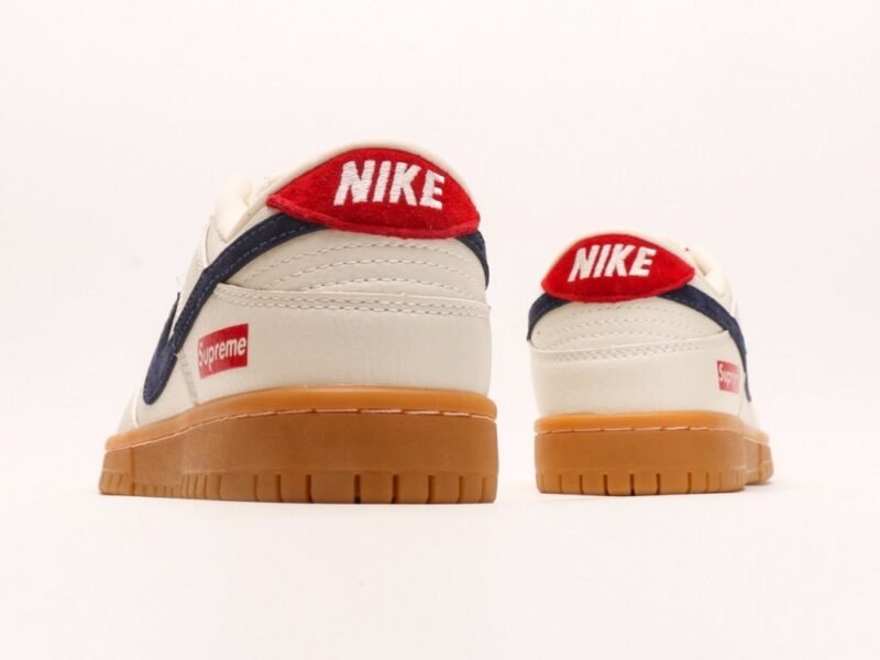 【AT2945】Supreme x Nike Dunk Lowスケートシューズ、このスニーカーは伝統的な産業デザインの制約を打破することを提唱しています。