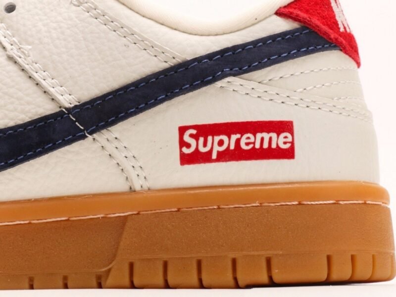 【AT2945】Supreme x Nike Dunk Lowスケートシューズ、このスニーカーは伝統的な産業デザインの制約を打破することを提唱しています。