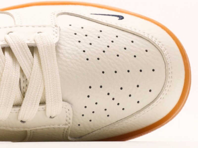 【AT2945】Supreme x Nike Dunk Lowスケートシューズ、このスニーカーは伝統的な産業デザインの制約を打破することを提唱しています。