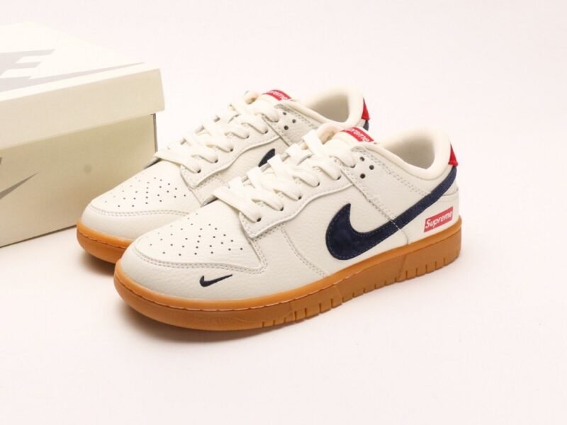 【AT2945】Supreme x Nike Dunk Lowスケートシューズ、このスニーカーは伝統的な産業デザインの制約を打破することを提唱しています。