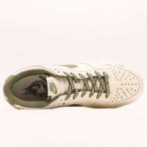 【AT2946】Supreme x Nike Dunk Low オリーブキャンバスは、伝統的な産業の流れ作業デザインの制限を破ることを主張しています。