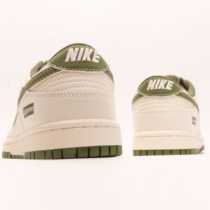 【AT2946】Supreme x Nike Dunk Low オリーブキャンバスは、伝統的な産業の流れ作業デザインの制限を破ることを主張しています。