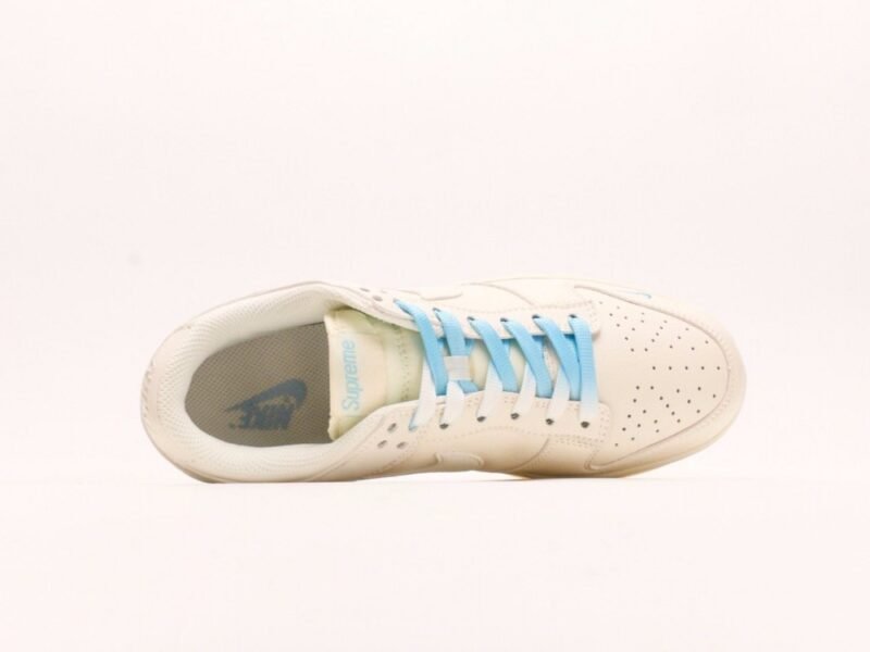 【AT2950】Supreme x Nike Dunk Lowのスニーカーはトラディショナルな工業製造ラインの制限を打ち破ることを提案しています。