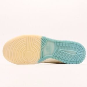 【AT2950】Supreme x Nike Dunk Lowのスニーカーはトラディショナルな工業製造ラインの制限を打ち破ることを提案しています。