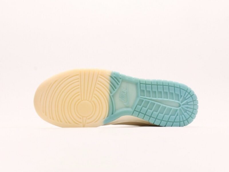 【AT2950】Supreme x Nike Dunk Lowのスニーカーはトラディショナルな工業製造ラインの制限を打ち破ることを提案しています。