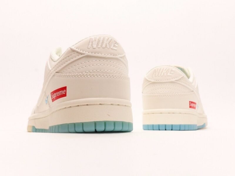 【AT2950】Supreme x Nike Dunk Lowのスニーカーはトラディショナルな工業製造ラインの制限を打ち破ることを提案しています。