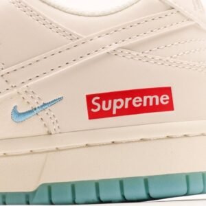【AT2950】Supreme x Nike Dunk Lowのスニーカーはトラディショナルな工業製造ラインの制限を打ち破ることを提案しています。
