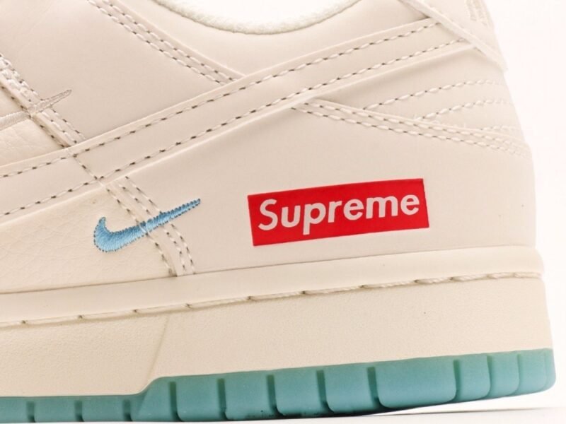 【AT2950】Supreme x Nike Dunk Lowのスニーカーはトラディショナルな工業製造ラインの制限を打ち破ることを提案しています。