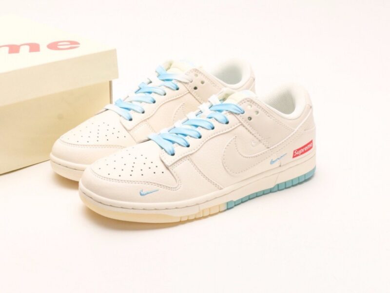 【AT2950】Supreme x Nike Dunk Lowのスニーカーはトラディショナルな工業製造ラインの制限を打ち破ることを提案しています。