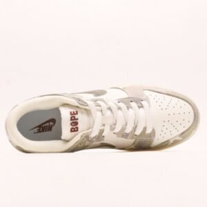 【AT2951】Bape x Nike Dunk Low ホワイト＆ブルー スウッシュ このデザインは伝統的な産業デザインの制約を破ることを主張しています。