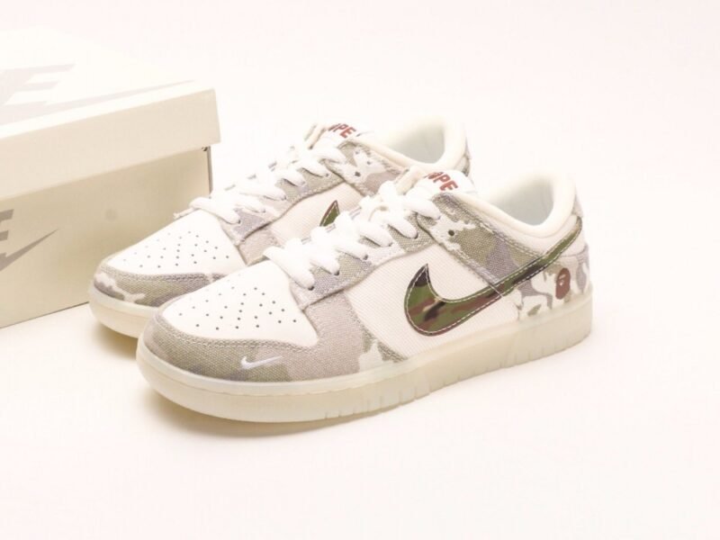 【AT2951】Bape x Nike Dunk Low ホワイト＆ブルー スウッシュ このデザインは伝統的な産業デザインの制約を破ることを主張しています。
