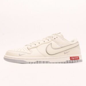 【AT2952】Supreme x Nike Dunk Low コラボ ホワイトグレー 三本クロスライン このコレクションは、伝統的な産業デザインの限界を打破しました。