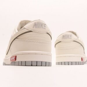 【AT2952】Supreme x Nike Dunk Low コラボ ホワイトグレー 三本クロスライン このコレクションは、伝統的な産業デザインの限界を打破しました。