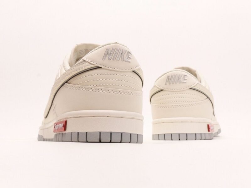 【AT2952】Supreme x Nike Dunk Low コラボ ホワイトグレー 三本クロスライン このコレクションは、伝統的な産業デザインの限界を打破しました。