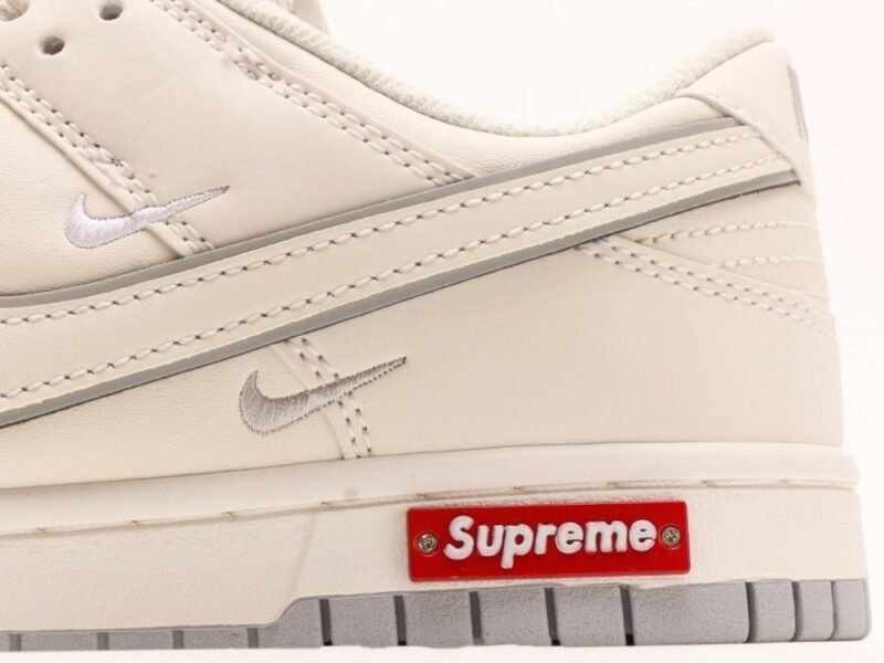 【AT2952】Supreme x Nike Dunk Low コラボ ホワイトグレー 三本クロスライン このコレクションは、伝統的な産業デザインの限界を打破しました。