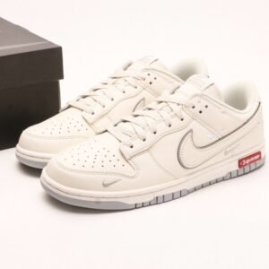 【AT2952】Supreme x Nike Dunk Low コラボ ホワイトグレー 三本クロスライン このコレクションは、伝統的な産業デザインの限界を打破しました。