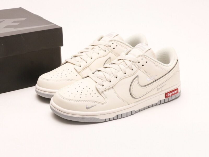 【AT2952】Supreme x Nike Dunk Low コラボ ホワイトグレー 三本クロスライン このコレクションは、伝統的な産業デザインの限界を打破しました。