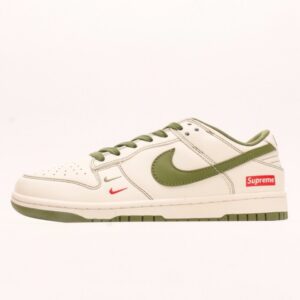 【AT2953】Supreme x Nike Dunk Lowのコラボレーションホワイトグレーシュリーハックル、このモデルは工業化された伝統的な流れに挑戦し、制限を破ろうとする。