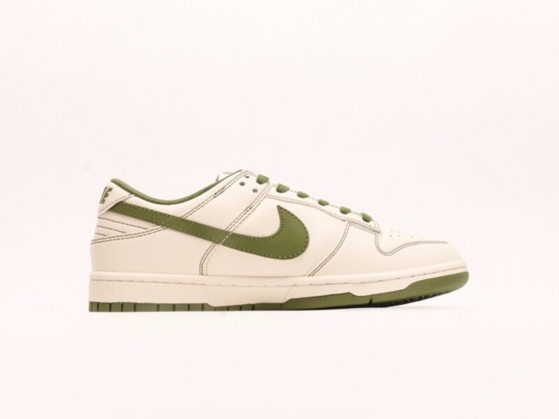 【AT2953】Supreme x Nike Dunk Lowのコラボレーションホワイトグレーシュリーハックル、このモデルは工業化された伝統的な流れに挑戦し、制限を破ろうとする。