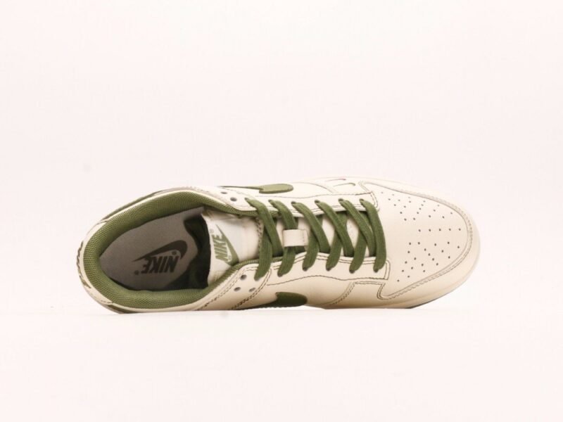 【AT2953】Supreme x Nike Dunk Lowのコラボレーションホワイトグレーシュリーハックル、このモデルは工業化された伝統的な流れに挑戦し、制限を破ろうとする。