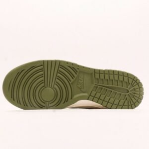 【AT2953】Supreme x Nike Dunk Lowのコラボレーションホワイトグレーシュリーハックル、このモデルは工業化された伝統的な流れに挑戦し、制限を破ろうとする。