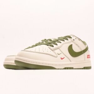【AT2953】Supreme x Nike Dunk Lowのコラボレーションホワイトグレーシュリーハックル、このモデルは工業化された伝統的な流れに挑戦し、制限を破ろうとする。