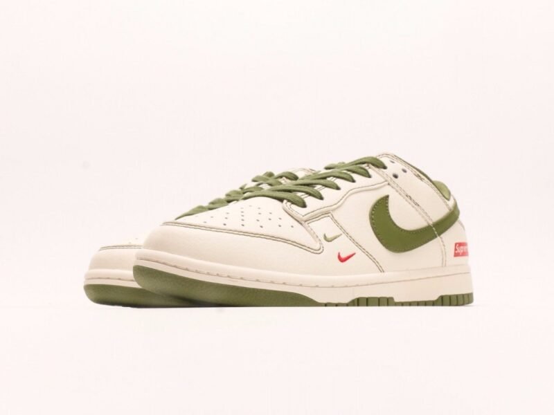【AT2953】Supreme x Nike Dunk Lowのコラボレーションホワイトグレーシュリーハックル、このモデルは工業化された伝統的な流れに挑戦し、制限を破ろうとする。