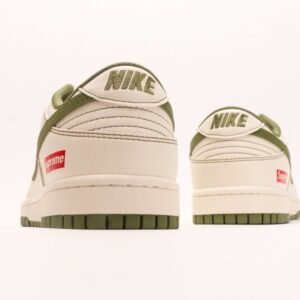 【AT2953】Supreme x Nike Dunk Lowのコラボレーションホワイトグレーシュリーハックル、このモデルは工業化された伝統的な流れに挑戦し、制限を破ろうとする。