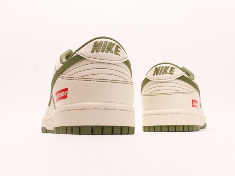 【AT2953】Supreme x Nike Dunk Lowのコラボレーションホワイトグレーシュリーハックル、このモデルは工業化された伝統的な流れに挑戦し、制限を破ろうとする。