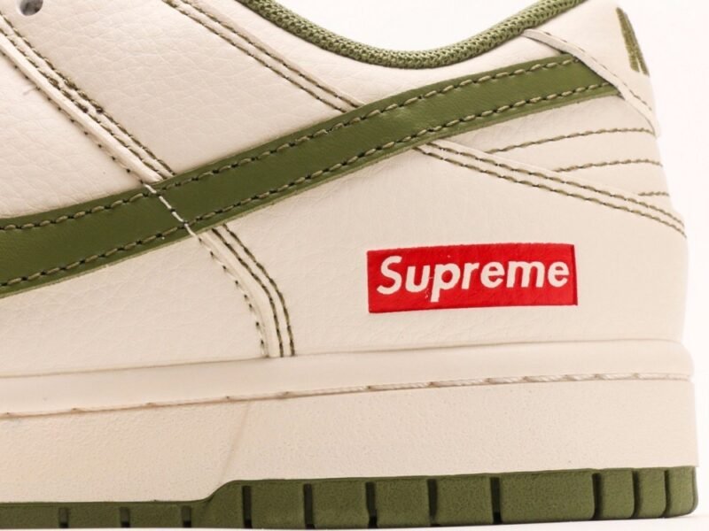 【AT2953】Supreme x Nike Dunk Lowのコラボレーションホワイトグレーシュリーハックル、このモデルは工業化された伝統的な流れに挑戦し、制限を破ろうとする。