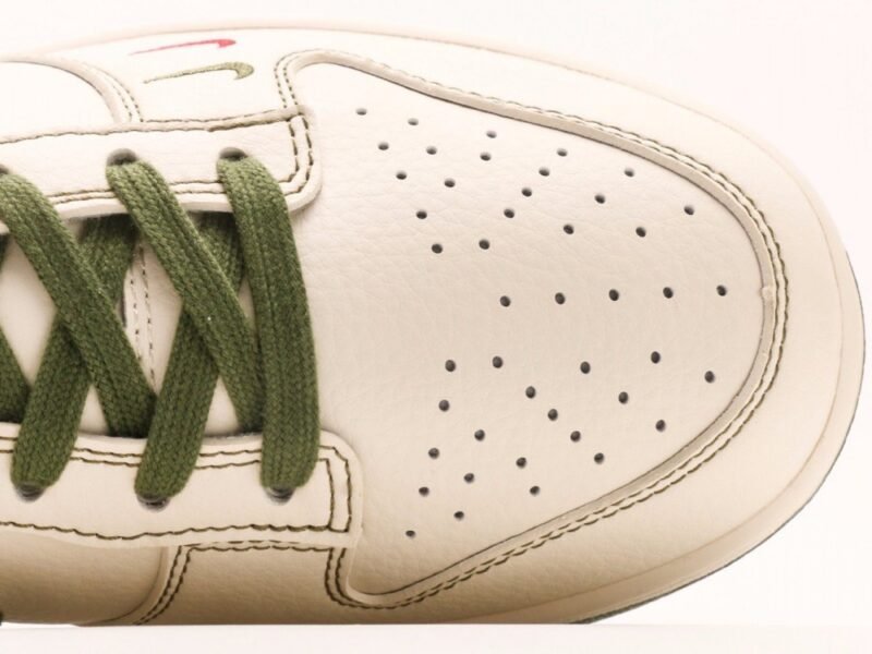 【AT2953】Supreme x Nike Dunk Lowのコラボレーションホワイトグレーシュリーハックル、このモデルは工業化された伝統的な流れに挑戦し、制限を破ろうとする。