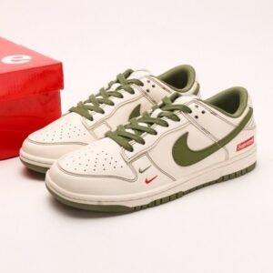 【AT2953】Supreme x Nike Dunk Lowのコラボレーションホワイトグレーシュリーハックル、このモデルは工業化された伝統的な流れに挑戦し、制限を破ろうとする。