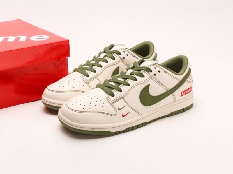 【AT2953】Supreme x Nike Dunk Lowのコラボレーションホワイトグレーシュリーハックル、このモデルは工業化された伝統的な流れに挑戦し、制限を破ろうとする。
