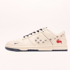 【AT2954】Stussy x Nike Dunk Low コラボモデルは、従来の工業デザインの制約を打破し、斬新なデザインを提案します。
