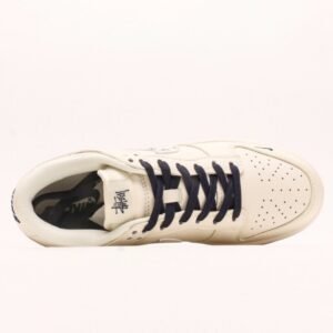 【AT2954】Stussy x Nike Dunk Low コラボモデルは、従来の工業デザインの制約を打破し、斬新なデザインを提案します。