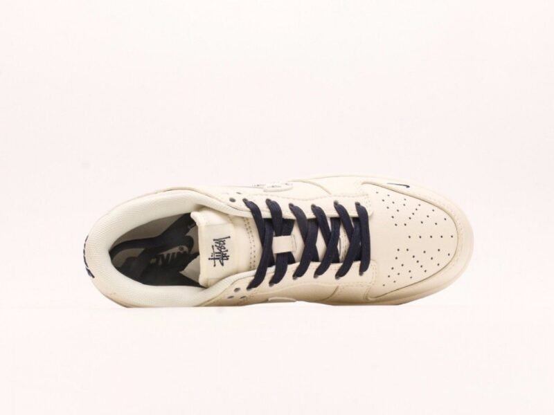【AT2954】Stussy x Nike Dunk Low コラボモデルは、従来の工業デザインの制約を打破し、斬新なデザインを提案します。