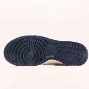 【AT2954】Stussy x Nike Dunk Low コラボモデルは、従来の工業デザインの制約を打破し、斬新なデザインを提案します。