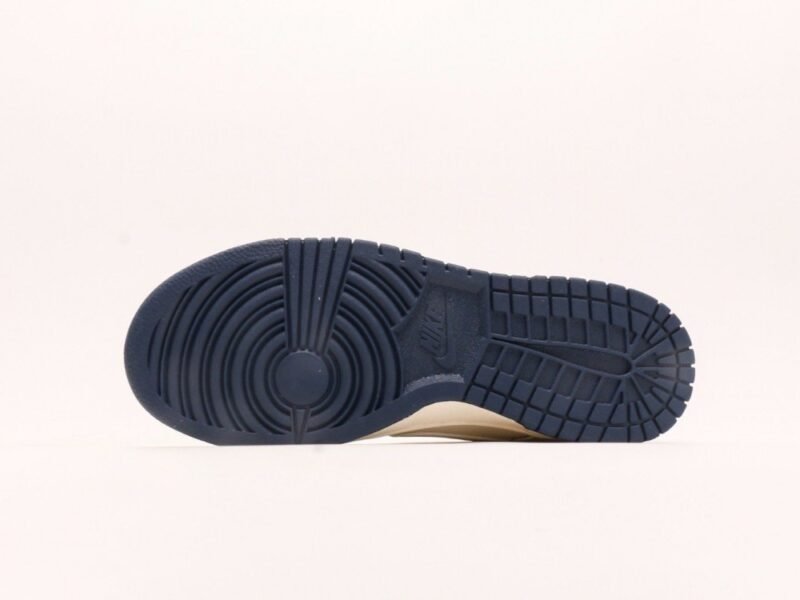 【AT2954】Stussy x Nike Dunk Low コラボモデルは、従来の工業デザインの制約を打破し、斬新なデザインを提案します。
