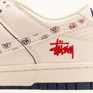 【AT2954】Stussy x Nike Dunk Low コラボモデルは、従来の工業デザインの制約を打破し、斬新なデザインを提案します。