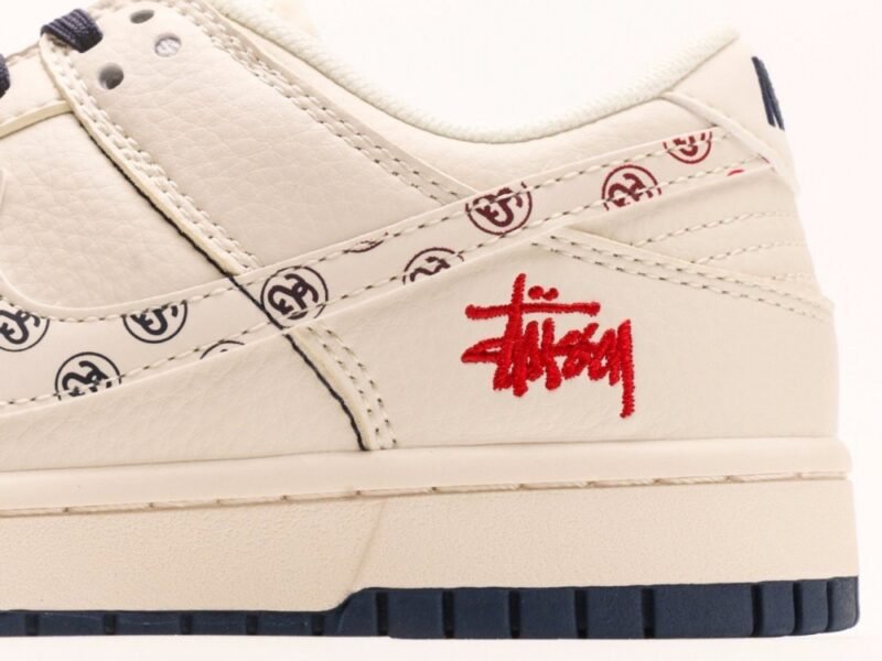 【AT2954】Stussy x Nike Dunk Low コラボモデルは、従来の工業デザインの制約を打破し、斬新なデザインを提案します。