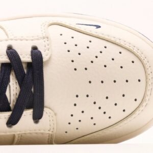 【AT2954】Stussy x Nike Dunk Low コラボモデルは、従来の工業デザインの制約を打破し、斬新なデザインを提案します。