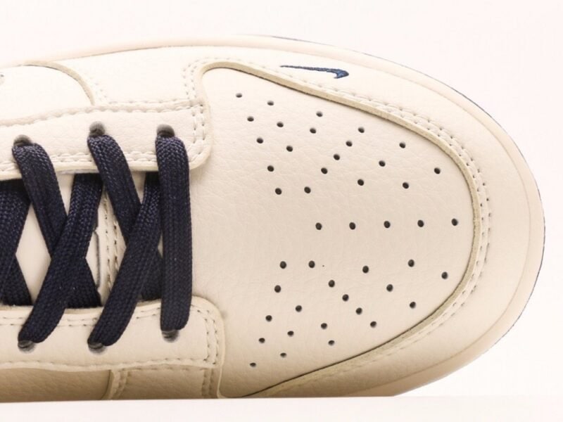 【AT2954】Stussy x Nike Dunk Low コラボモデルは、従来の工業デザインの制約を打破し、斬新なデザインを提案します。