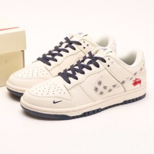 【AT2954】Stussy x Nike Dunk Low コラボモデルは、従来の工業デザインの制約を打破し、斬新なデザインを提案します。