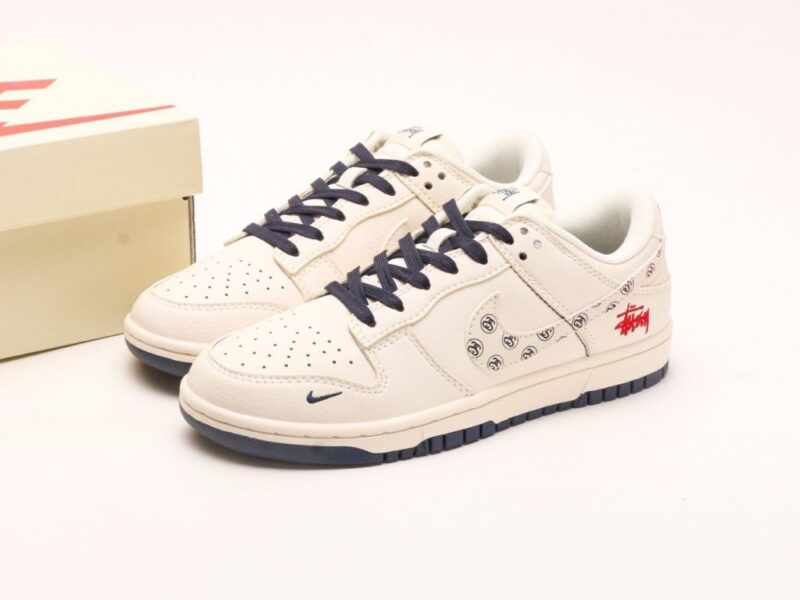 【AT2954】Stussy x Nike Dunk Low コラボモデルは、従来の工業デザインの制約を打破し、斬新なデザインを提案します。