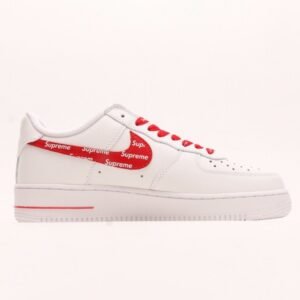 【AT2955】Supreme x Nk Air Force 1'07 Low シュプリームとNk Air Force 1'07 Lowは、柔らかいリザードスキンの牛革を使用しており、全幅のAir Soloエアクッションが内蔵されています。